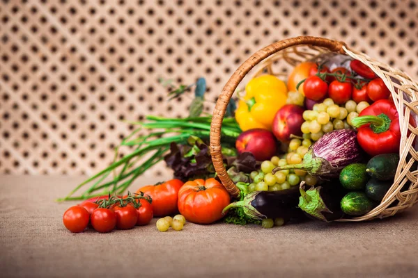 Čerstvá zelenina, ovoce a salát v proutěném koši — Stock fotografie