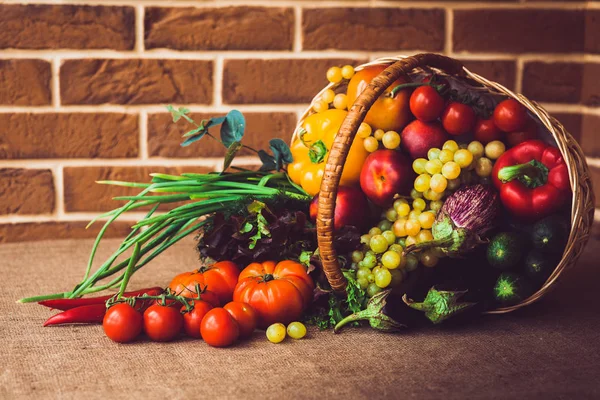 Taze sebze, meyve ve marul mutfak masasında. Sağlıklı l