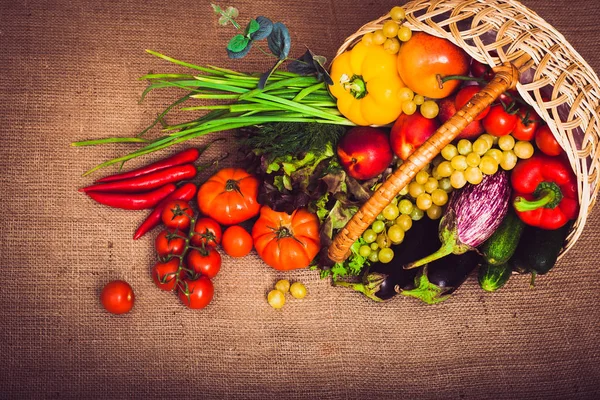 Organické potraviny pozadí zelenina a ovoce v košíku. Nahoru — Stock fotografie