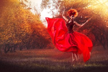 Düşme bir arka plan üzerinde uçan güzel kız bırakır.