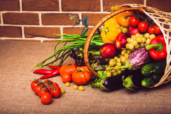 Čerstvá zelenina, ovoce a salát na kuchyňském stole. Zdravá l — Stock fotografie
