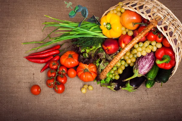 Košík s ovocem, zeleninou a salátem. Pohled shora — Stock fotografie