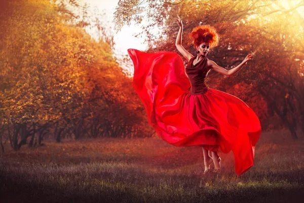 Düşme bir arka plan üzerinde uçan güzel kız bırakır.