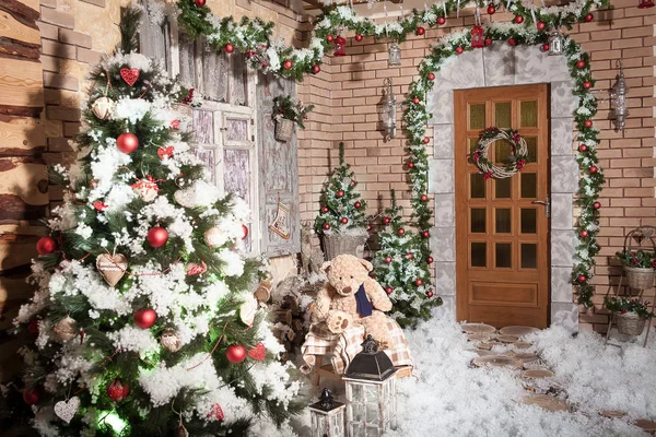 Caminho de tocos saindo para a porta da casa de inverno com grinalda de Natal — Fotografia de Stock