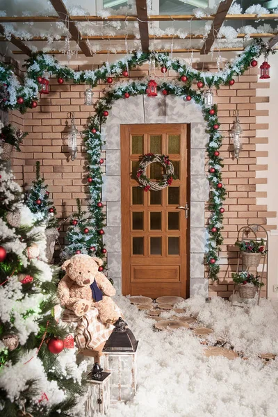 Téli táj. A ház udvarán álló karácsonyfák. — Stock Fotó