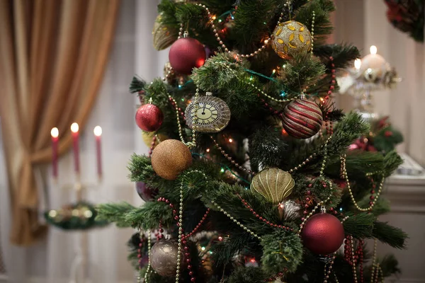 Traditioneller Schmuck des Weihnachtsbaums. — Stockfoto