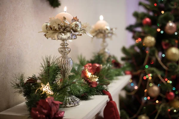 Téli gyertyatartók gyertyákkal a karácsonyfa háttér — Stock Fotó