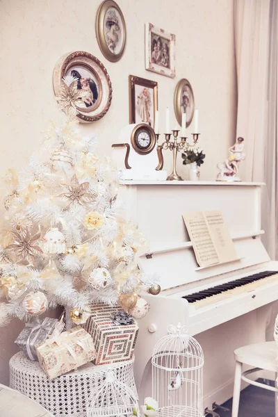 White Christmas tree, kézzel készített díszek és fehér zongora. Téli időszakban. Újévi ünnep. — Stock Fotó