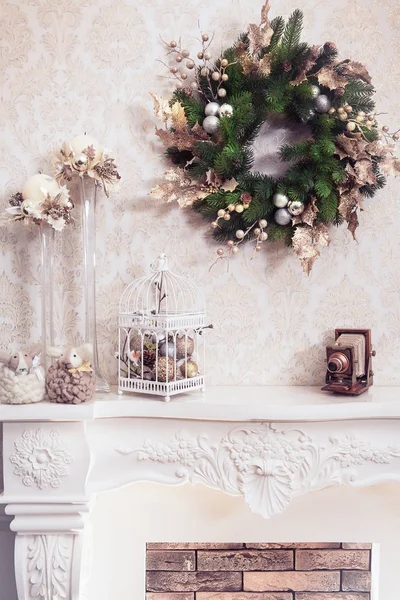 Grinalda de Natal acima lareira clássica — Fotografia de Stock