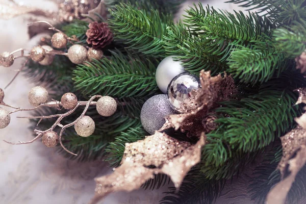 Gren av dekorerad julgran. Lysande bollar, koner. — Stockfoto
