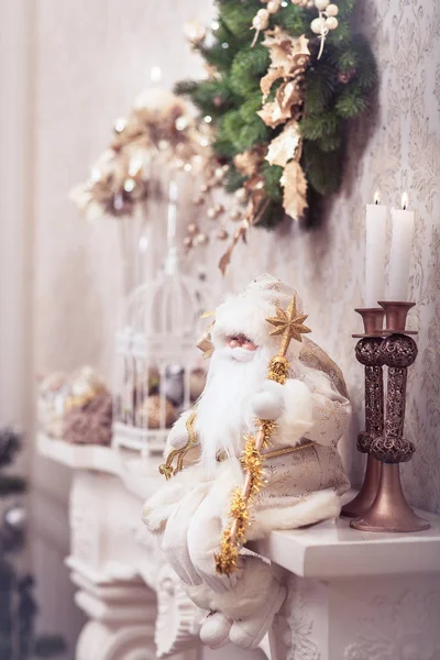 Fehér Santa ül a klasszikus kandalló. Tél fogalma. — Stock Fotó