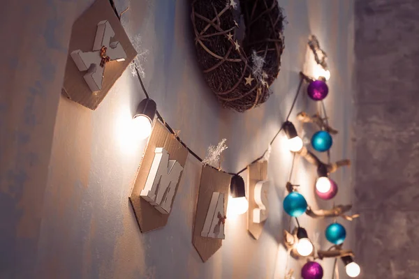 Christmas garland with word Xmas and lightning bulbs. — Stock Photo, Image