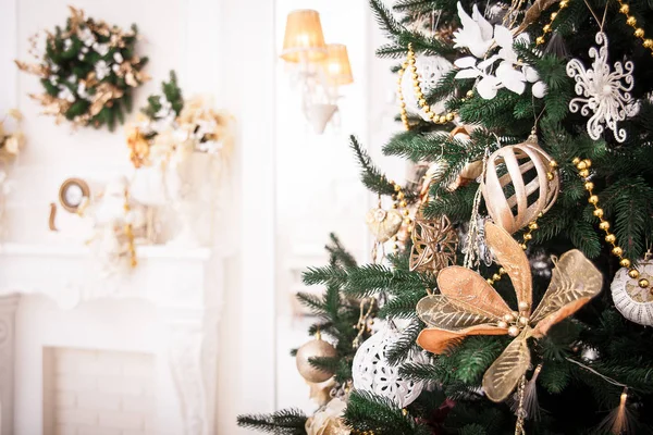 Árbol de Navidad decorado. Escena de Navidad . — Foto de Stock