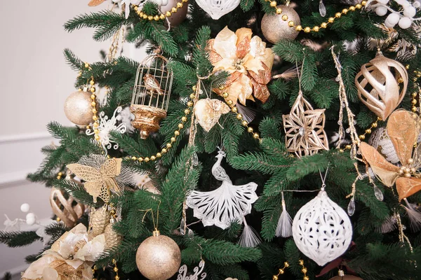 Geschmückter Weihnachtsbaum. Weihnachtlicher Hintergrund — Stockfoto