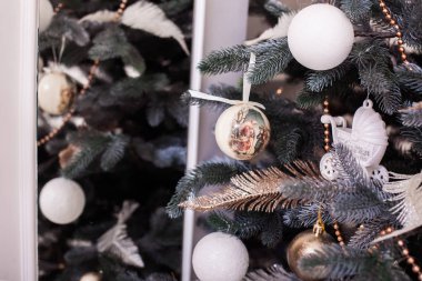 Aynada yansıması ile Noel ağacı.