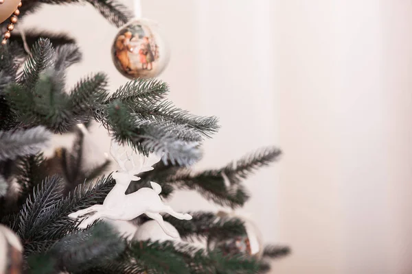 Weihnachtsbaum mit Ornamenten. Kopierraum rechts — Stockfoto