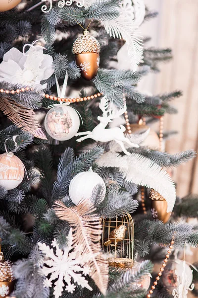 Modře tónovaným vyzdobený vánoční strom s ozdobami. — Stock fotografie