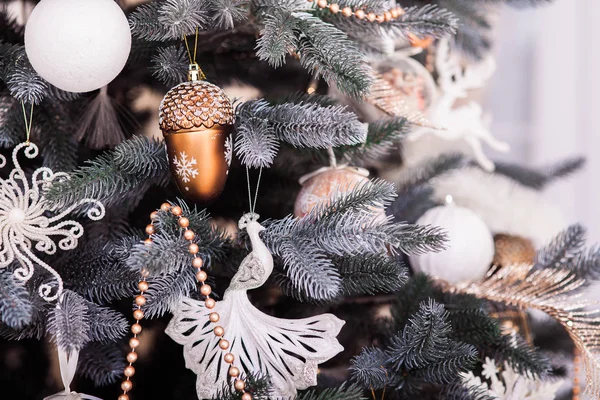 Weihnachtlicher Hintergrund. schön geschmückter Winterbaum. — Stockfoto