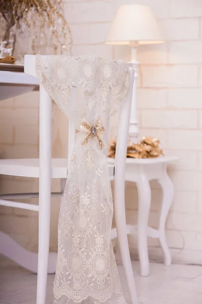 Białe krzesło urządzone na ślub — Zdjęcie stockowe