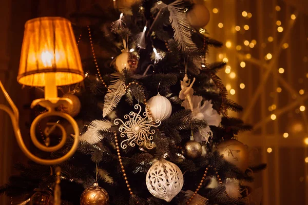 Geschmückter Weihnachtsbaum glänzte mit klassischer Wandleuchte — Stockfoto