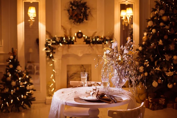 Mesa de jantar em ótimos apartamentos com árvores de Natal decoradas — Fotografia de Stock