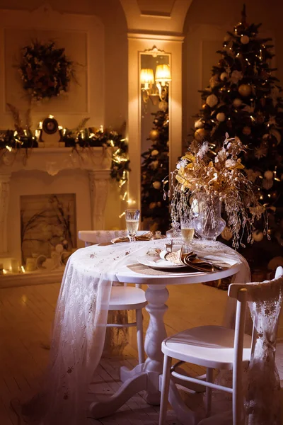 Heiligabend. Weihnachtstisch in der Mitte des weißen Saals. — Stockfoto