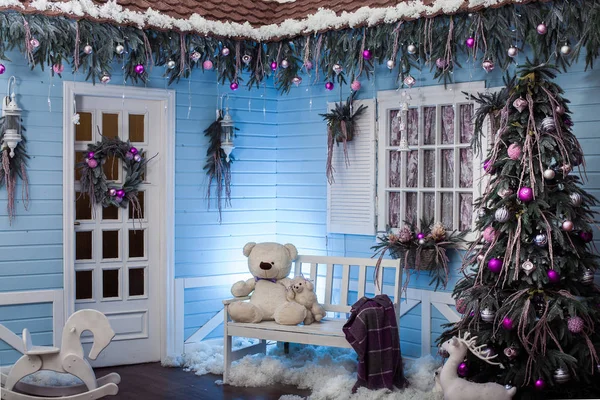 Porche de casa de madera decorado para Navidad . — Foto de Stock