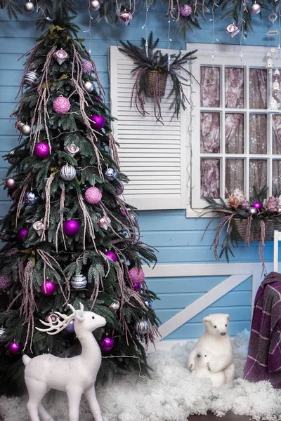 Árvore de Natal em jarda de país de inverno de casa de madeira — Fotografia de Stock