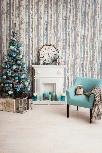 Christmas tree in living room with fireplace, armchair and wallp — Stock Photo, Image