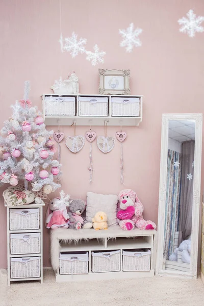 Árvore de Natal em Shabby estilo chique sala de estar . — Fotografia de Stock