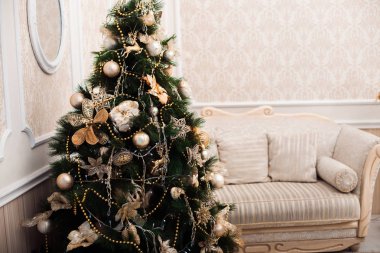 Arka plan beyaz kanepe ve Noel ağacı