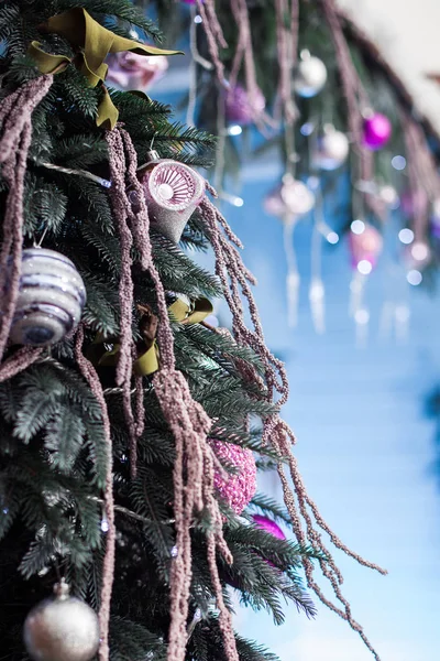 Weihnachtsbaum mit ungewöhnlichem Schmuck. Weihnachtlicher Hintergrund. — Stockfoto