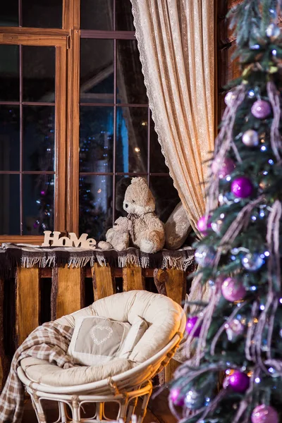 Sala de estar rústica de madeira com árvore de Natal decorada — Fotografia de Stock