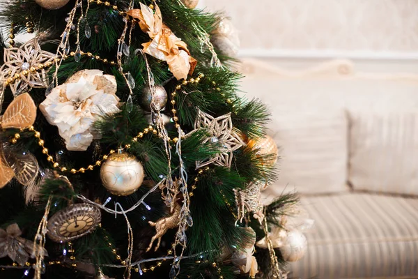 Mooi ingericht Kerstmis en Nieuwjaar boom close-up — Stockfoto