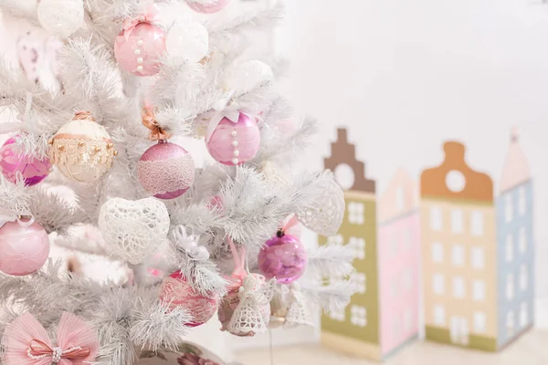 Pink Christmas tree and decorative multicolor houses. Horizontal — Stock Photo, Image