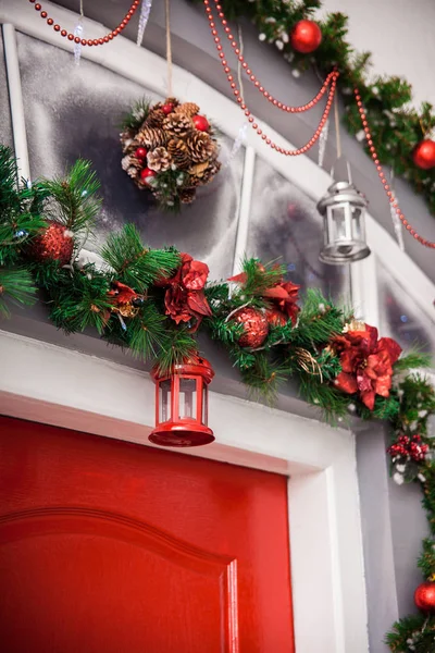 Linterna roja en la rama decorada del árbol de Navidad. Fondo de invierno — Foto de Stock