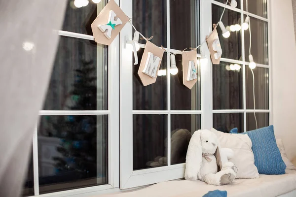 Alféizar de ventana decorado en época de Navidad. Guirnalda de Navidad y bombillas de luz . — Foto de Stock