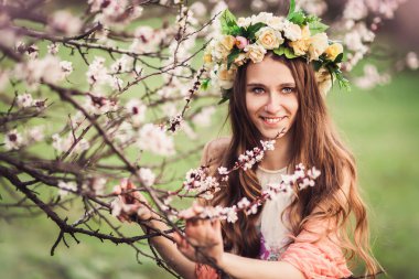 Kiraz çiçeği ağacının dalları arasında güzel kız