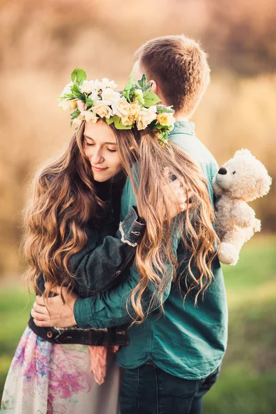 Onu adam sarılma uzun saçlı kız — Stok fotoğraf