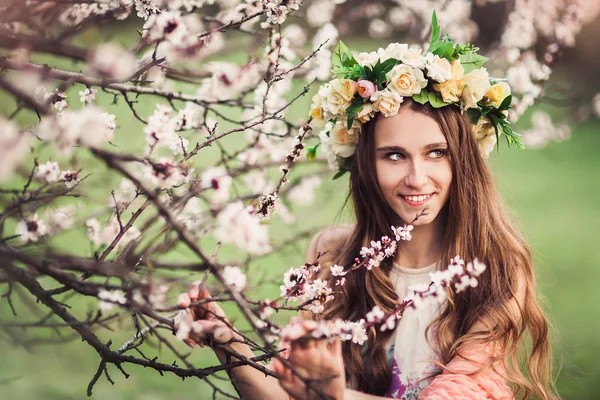 美丽的女孩，盛开的樱花树的树枝 — 图库照片