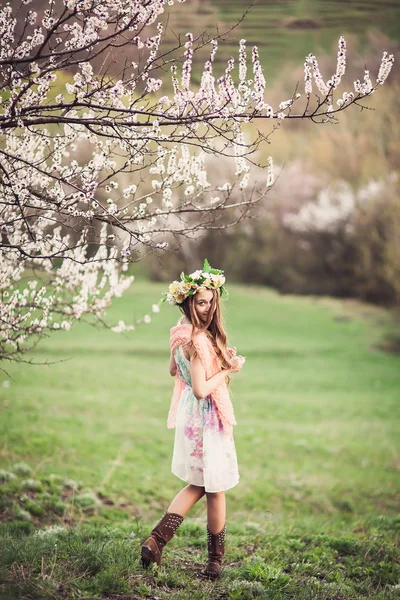 Beautiful girl turns a head to the camera — Stock Photo, Image