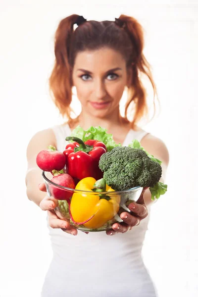 Красивая кавказская девушка держит стаканы с ингредиентами для салата из низкокалорийных овощей — стоковое фото