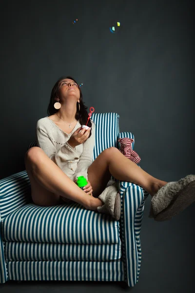 Sabun köpükleri olan genç bir kadın.