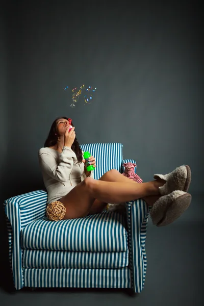 Sabun köpükleri olan genç bir kadın.