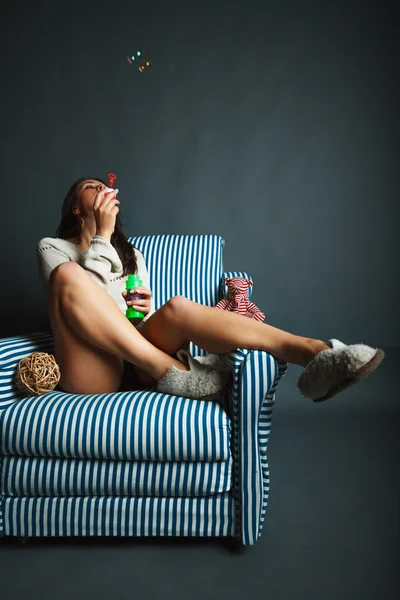 Sabun köpükleri olan genç bir kadın.