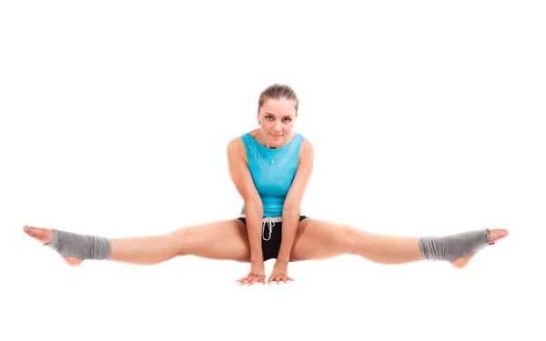 Genç kadın bölmeleri üzerinde oturur