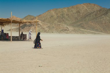Çölde yürüyen Bedevi kadın