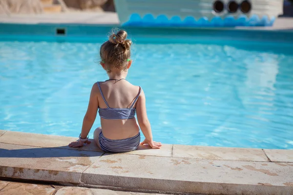 Yound çocuk oturup Yüzme Havuzu