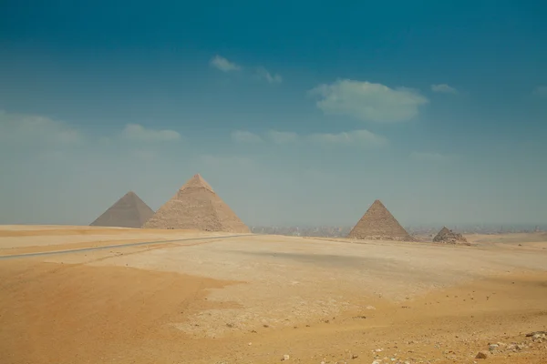 Pirámides egipcias en arenas amarillas calientes — Foto de Stock
