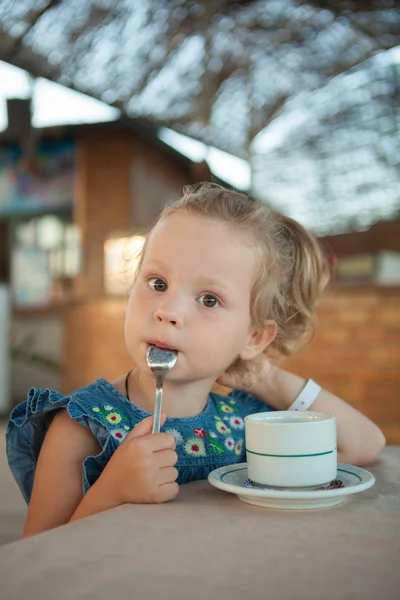 küçük kız bir bardaktan çay içme